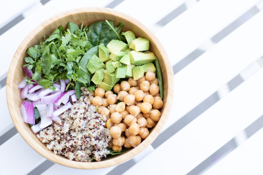 Quick, proteinpacked salad quinoa garbanzo bean & spinach JOYFETTI