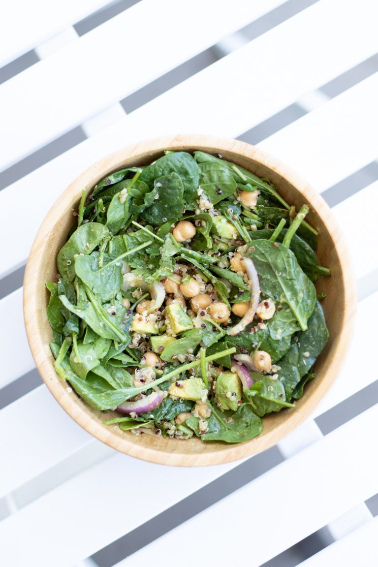 Quick, proteinpacked salad quinoa garbanzo bean & spinach JOYFETTI